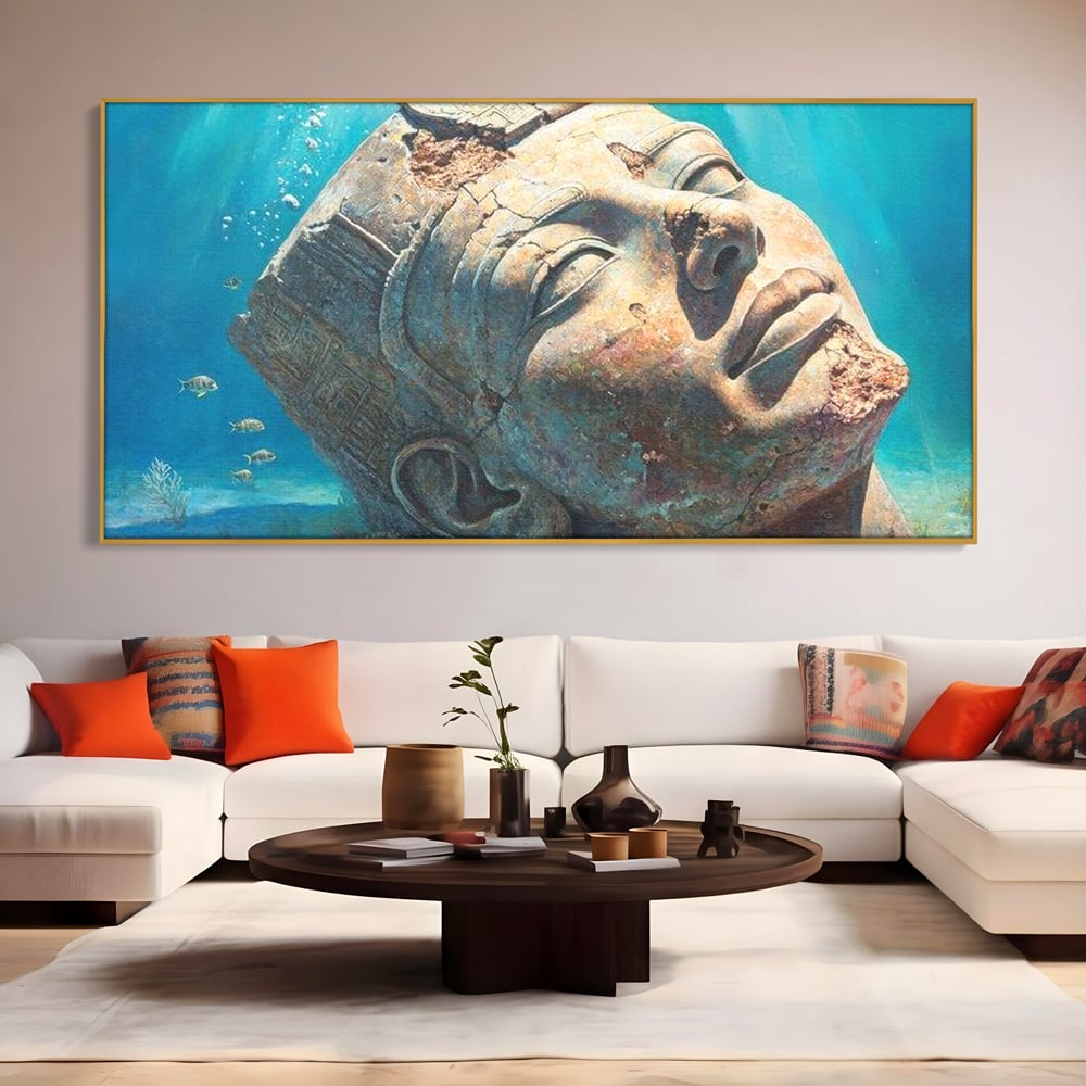 Tablou canvas cu cap de statuie faraonica scufundat, in rama de aluminiu auriu, pe perete intr-un living